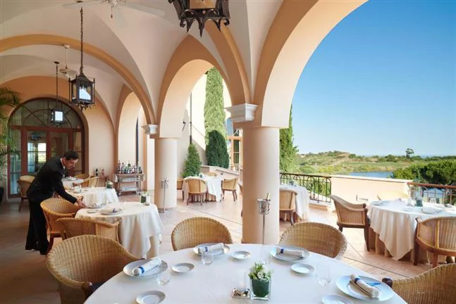 Monte Rei Golf and Country Club — Dining & Bars